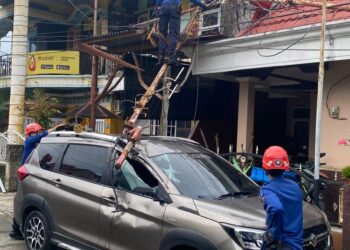 Tiang Listrik Tumbang Timpa Garasi Warga Api-api, Satu Mobil Ringsek