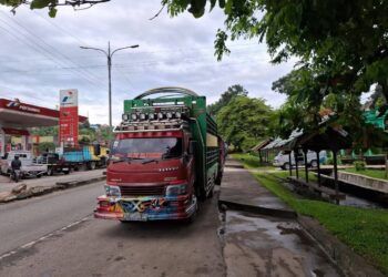 Kumat Lagi, Antrean Truk Solar Ganggu Akses Keluar Masuk SMAN 3 Bontang