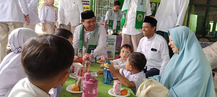 DPC Gerindra Bontang Bagi 700 Paket Makan Sehat di Sekolah Hidayatullah