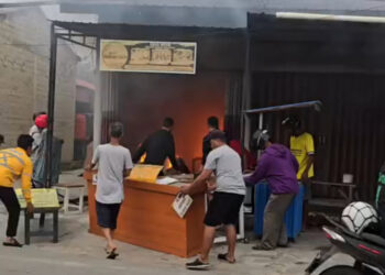 Warga Kerjasama Padamkan Api Ruko Penjual Sempol Dekat Simpang Bontang Post