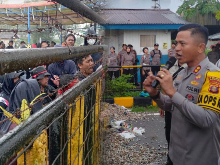 Aksi Aliansi Peduli Nelayan di Muara Badak Dibubarkan Paksa Polisi