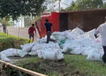 Tak Kuat Nanjak, Truk Penuh Muatan Terguling di Tanjakan S Parman Bontang Barat