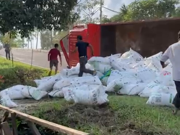 Tak Kuat Nanjak, Truk Penuh Muatan Terguling di Tanjakan S Parman Bontang Barat