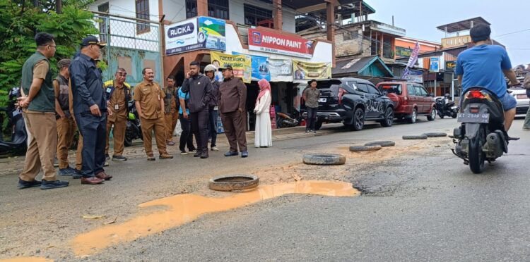 Lagi, Komisi C Desak PUPRK Perbaiki Jalan di Lok Tuan, Didengar Kah?