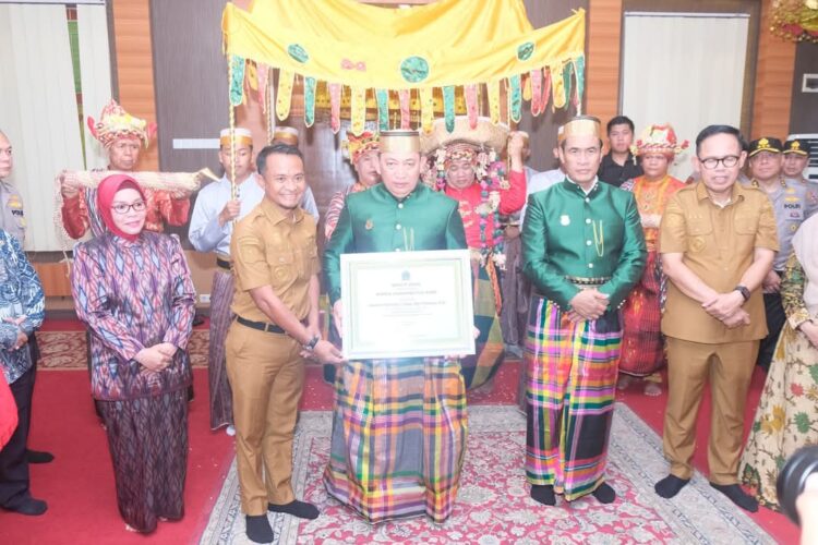 Berkunjung ke Bone, Kapolri Listyo Diberi Gelar Lapateddungi Daeng Pasamppo