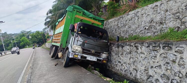 Tak Kuat Nanjak di Depan SMKN 1 Bontang, Truk Terperosok ke Parit