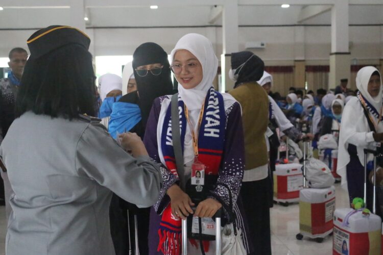 Cerita Levina Istiazah, Gantikan Ibu jadi Jamaah Haji Paling Muda Jawa Tengah