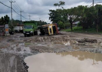 Lapor! Jalan di Segendis Bontang Lestari Rusak Parah, Siang Ini Ada Truk Terbalik