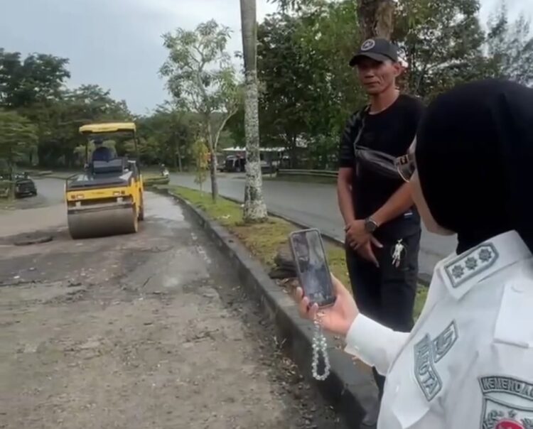 Momen Walikota Neni Video Call Kadis PUPRK, Ingatkan Semenisasi Beton Jalan Bontang Lestari