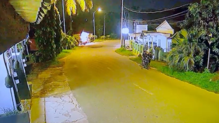 Terekam CCTV, Pencuri Bersarung Gondol Motor Scoopy di HOP IV Bontang