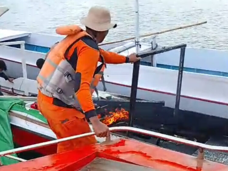 Kapal Terbakar di Beras Basah, Seorang Motoris Terluka