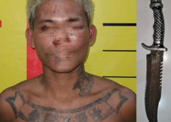 Salah Pilih Lawan! Pria Bertato Acungkan Sangkur, Ternyata Hadapi Polisi