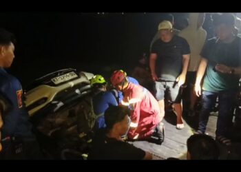 3 Jam Damkar Berjibaku Evakuasi Honda HR-V Putih “Nyemplung” di Laut Berbas