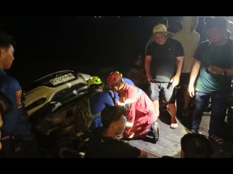 3 Jam Damkar Berjibaku Evakuasi Honda HR-V Putih “Nyemplung” di Laut Berbas