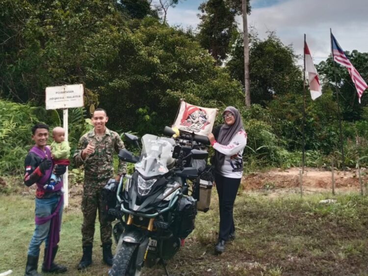 Tempuh 1100KM Biker Asal Bontang Tiba di Perbatasan Indonesia Malaysia, Bawa Anak