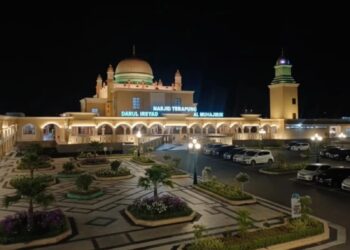 Dibantu AI, Warganet Ramai Edit Foto Hayalkan Taman di Depan Masjid Terapung