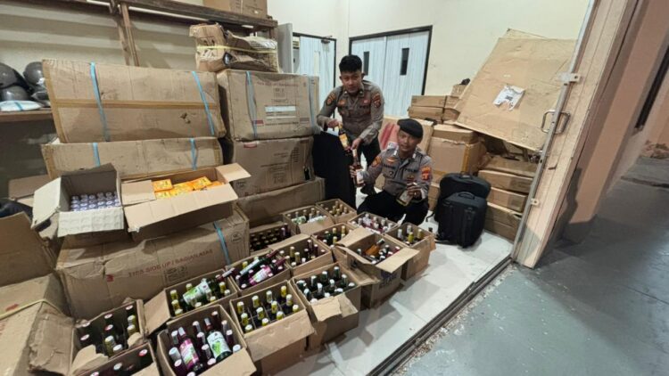 Polisi Sita Ratusan Botol Miras dari Tiga Toko Kelontong di Bontang