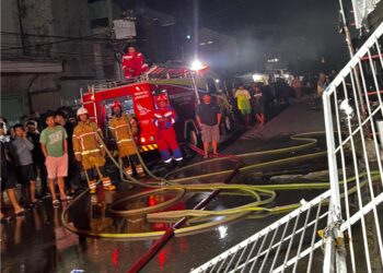 Rumah Warga di Berbas Pantai Terbakar Dini Hari, Damkar Gercep Padamkan Api