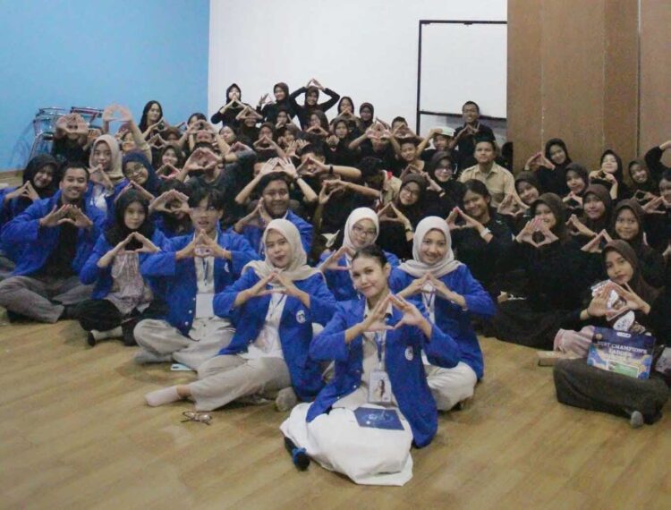 DIGINOVA 2025: Mahasiswa ILKOM UDINUS Sukses Gaet Antusiasme Pelajar SMKN 1