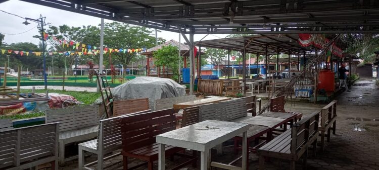 Satpol PP Kutim Lakukan Pembongkaran Lapak yang Tdak Aktif di STQ