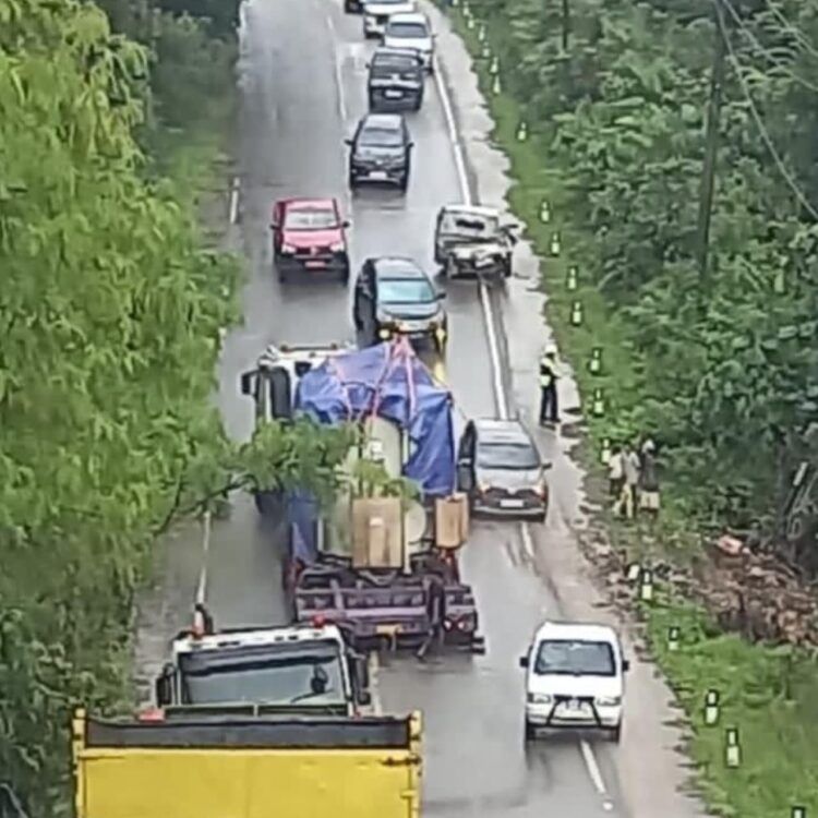 Jalan Poros Bontang Macet! Tabrakan Beruntun, Dua Sopir Dilarikan ke Rumah Sakit