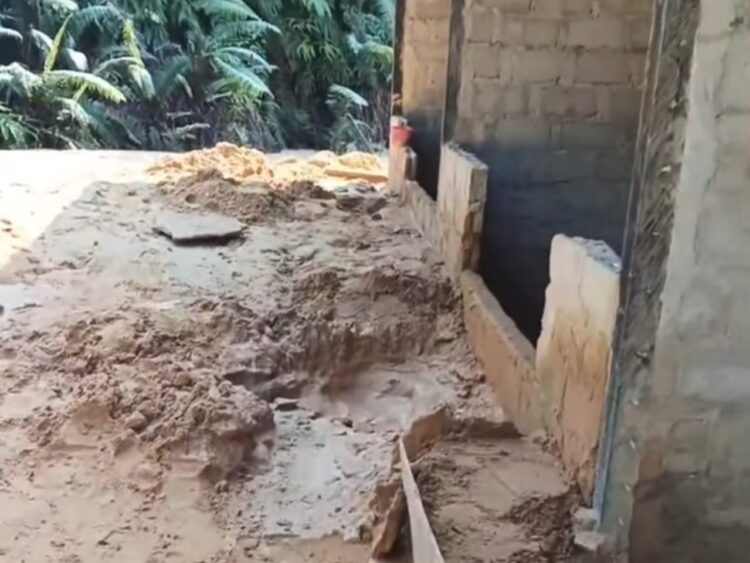 Warga Resah Tebing Bekas Galian C di Kanaan Mulai Longsor, 4 Rumah Terdampak