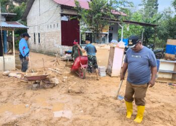 Hari Kelima Pasca Longsor di Kanaan, Warga Bersyukur TNI Turun Bantu Bersihkan Rumah