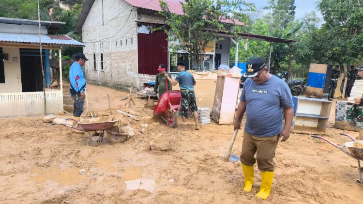 Hari Kelima Pasca Longsor di Kanaan, Warga Bersyukur TNI Turun Bantu Bersihkan Rumah