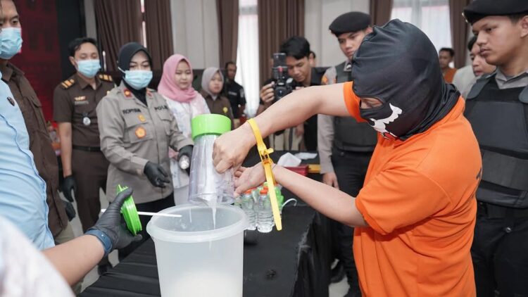Musnahkan Barang Bukti, Polres Bontang Blender Sabu 1Kg dan 50 Butir Ekstasi