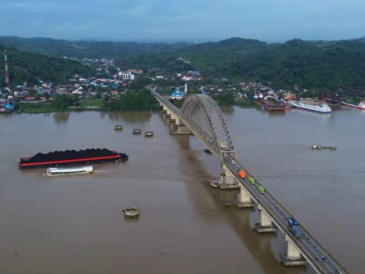 Jembatan Mahulu Diportal, Sopir Truk: Ponton Batu Bara yang Nabrak Kami Dapat Imbasnya