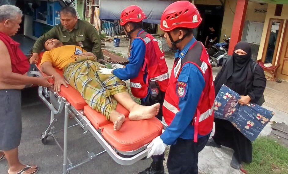 Aksi Ciamik Regu 3 Damkar, Evakuasi Warga Pasca-Kemoterapi di Lembah Ujung