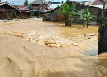Sungai Guntung Meluap, Warga Pilih Bertahan di Rumah