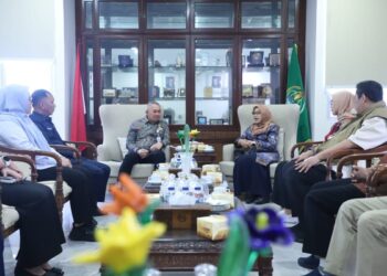 Sekda Kaltim Serahkan Bantuan Rp1,2 Miliar untuk Pemulihan Bencana di Sumut