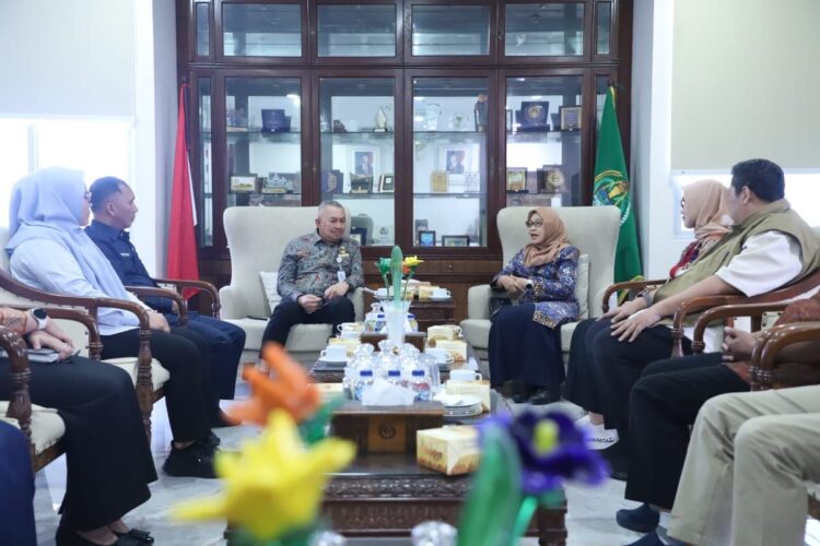 Sekda Kaltim Serahkan Bantuan Rp1,2 Miliar untuk Pemulihan Bencana di Sumut