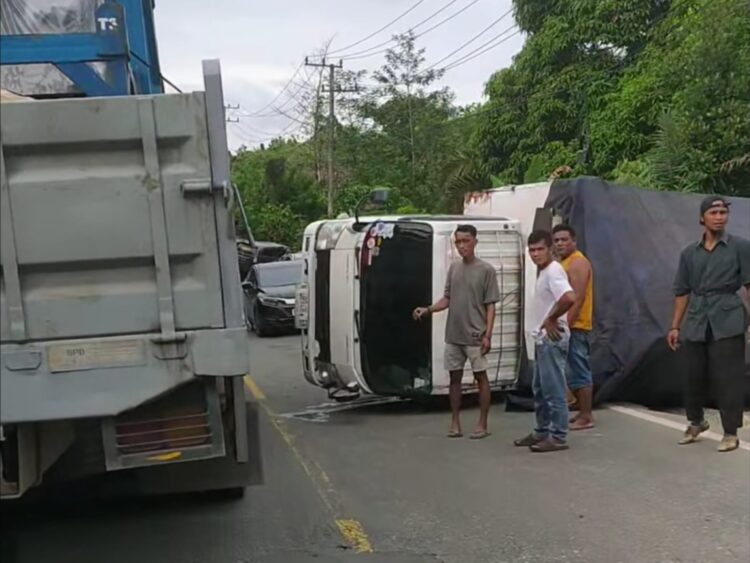 Tabrakan di Jalan Poros SMR-BON, Truk Terbalik Avanza Ringsek