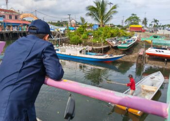 Menteri Lingkungan Hidup Senyum Lihat Petugas Pembersih Laut Bekerja di Selambai