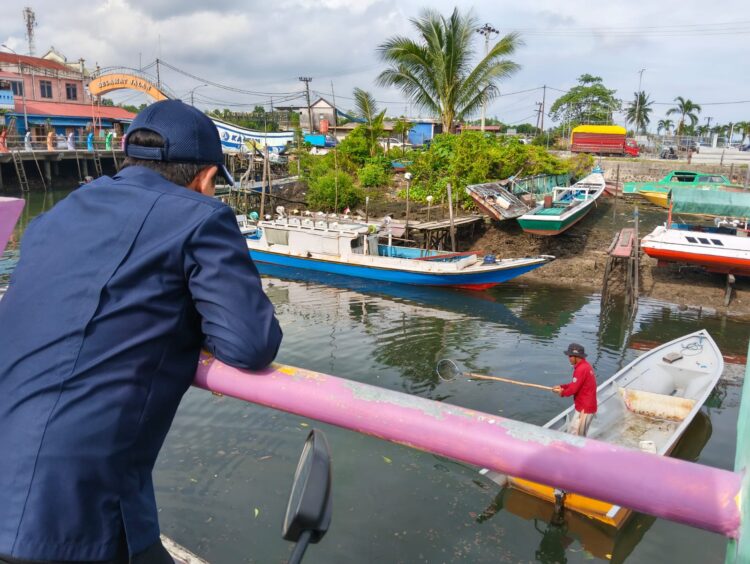 Menteri Lingkungan Hidup Senyum Lihat Petugas Pembersih Laut Bekerja di Selambai