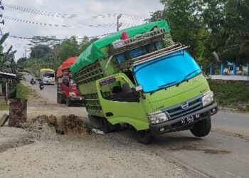 Truk Full Muatan Amblas di Desa Suka Rahmat, Arus Lalu Lintas Terganggu