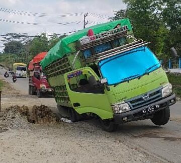 Truk Full Muatan Amblas di Desa Suka Rahmat, Arus Lalu Lintas Terganggu