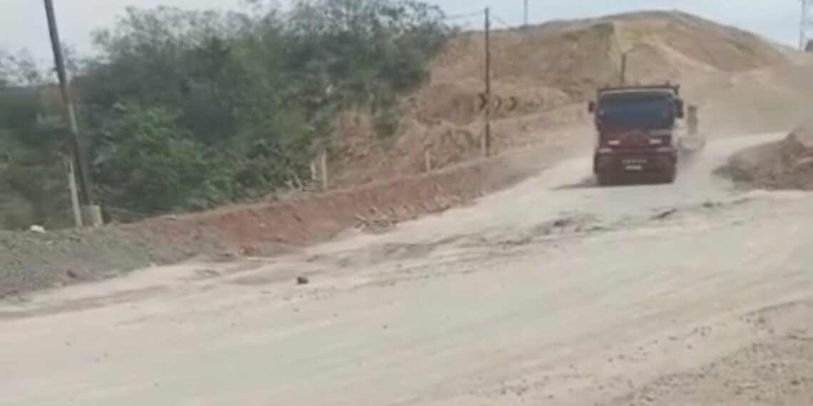 Keluhkan Debu Tebal di KM 90 Jalan Poros Bengalon–Wahau, Warga Minta Jalan Disiram