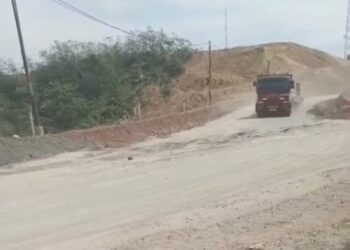 Keluhkan Debu Tebal di KM 90 Jalan Poros Bengalon–Wahau, Warga Minta Jalan Disiram