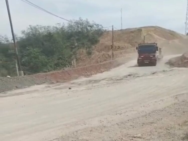 Keluhkan Debu Tebal di KM 90 Jalan Poros Bengalon–Wahau, Warga Minta Jalan Disiram