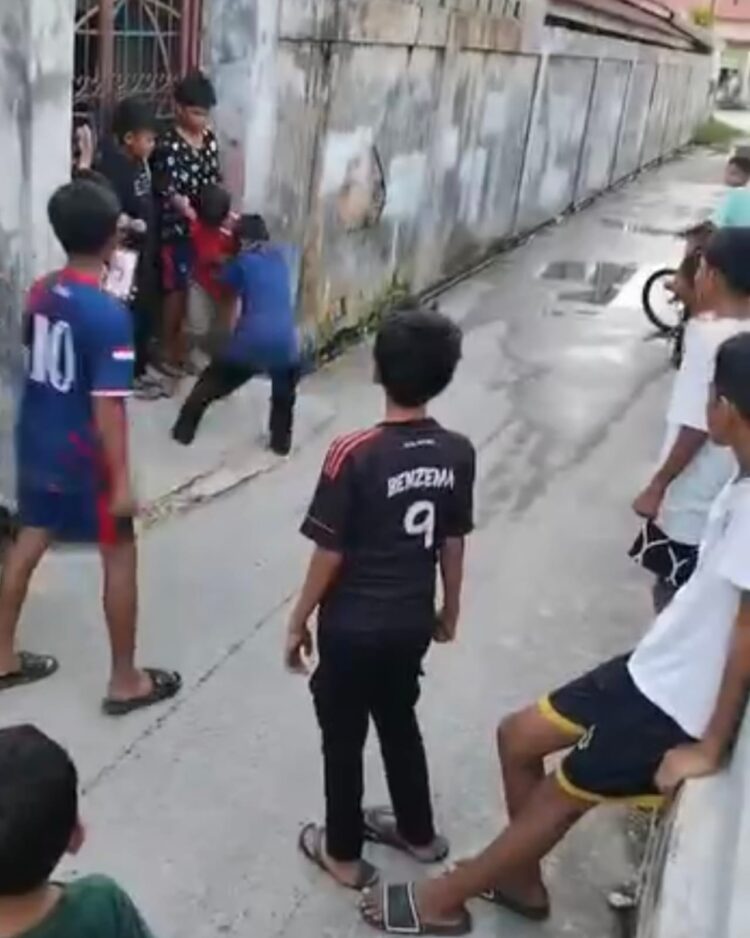 Beredar Video Perkelahian 1 vs 1 Bocil di Rawa Indah, Ditontonin Sejumlah Temannya