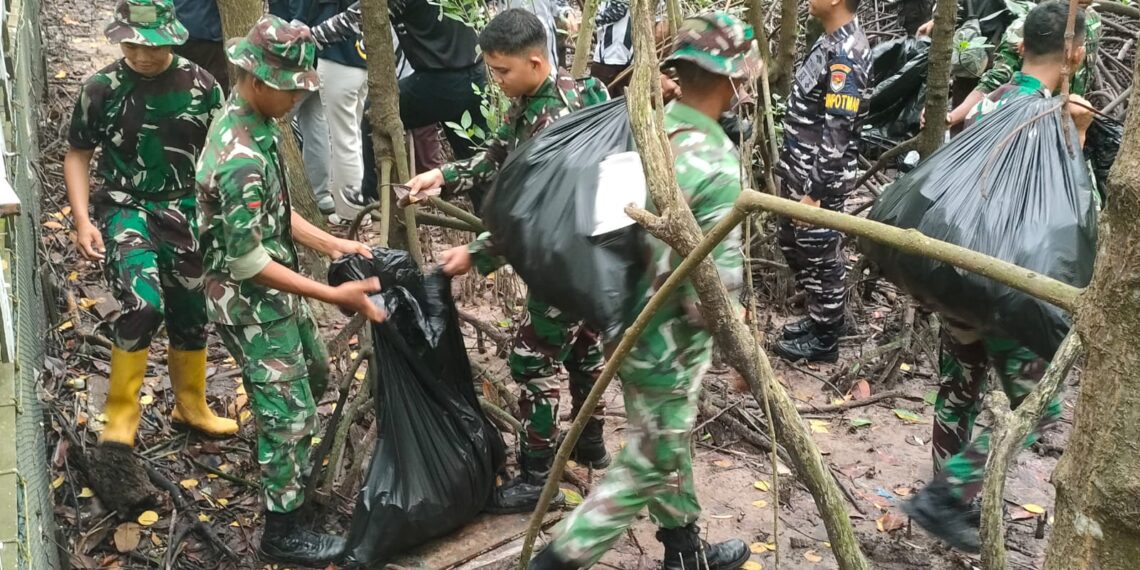Korve, 200 Petugas Gabungan Bergerak Bersihkan Pantai Mangrove Berbas