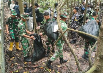 Korve, 200 Petugas Gabungan Bergerak Bersihkan Pantai Mangrove Berbas