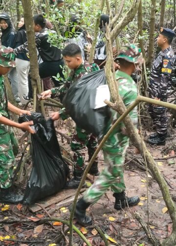 Korve, 200 Petugas Gabungan Bergerak Bersihkan Pantai Mangrove Berbas