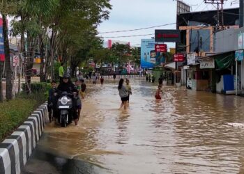 Banyak Motor Mogok gegara Terobos Banjir di Jalan Ahmad Yani Bontang