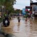 Banyak Motor Mogok gegara Terobos Banjir di Jalan Ahmad Yani Bontang