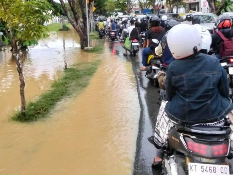Imbas Banjir Jalan Ahmad Yani Bontang Ditutup, KS Tubun Macet Parah