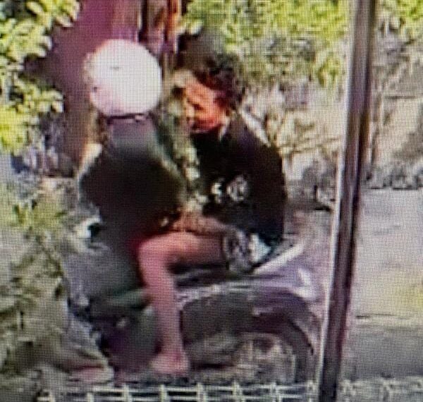 Pencurian Helm di Parkiran Karyawan Toko Oleh-oleh Fara Snack, Terekam CCTV